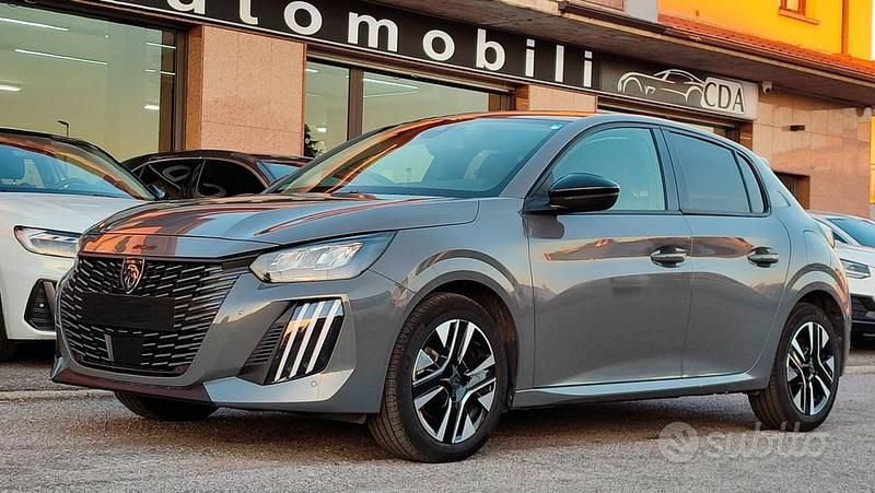 Usata Peugeot 208 Allure 101 CV (74 kW) 2025 Grigio Utilitaria