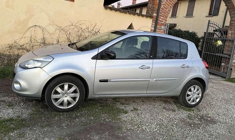 Usata Renault Clio II 75 CV (55 kW) 2011 Argento Berlina