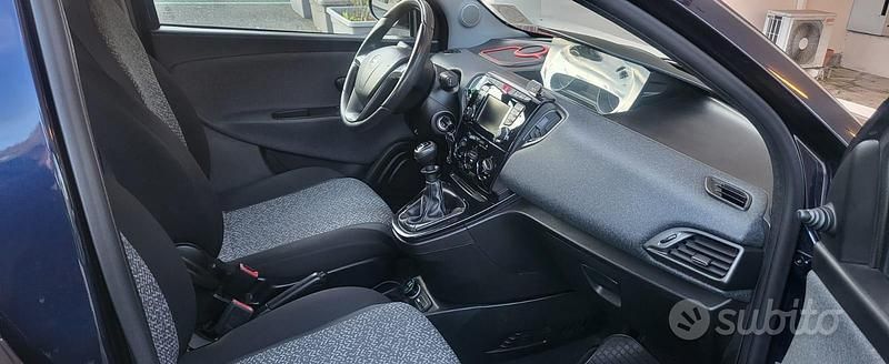 Usata Lancia Ypsilon 69 CV (50 kW) 2018 Blu Utilitaria