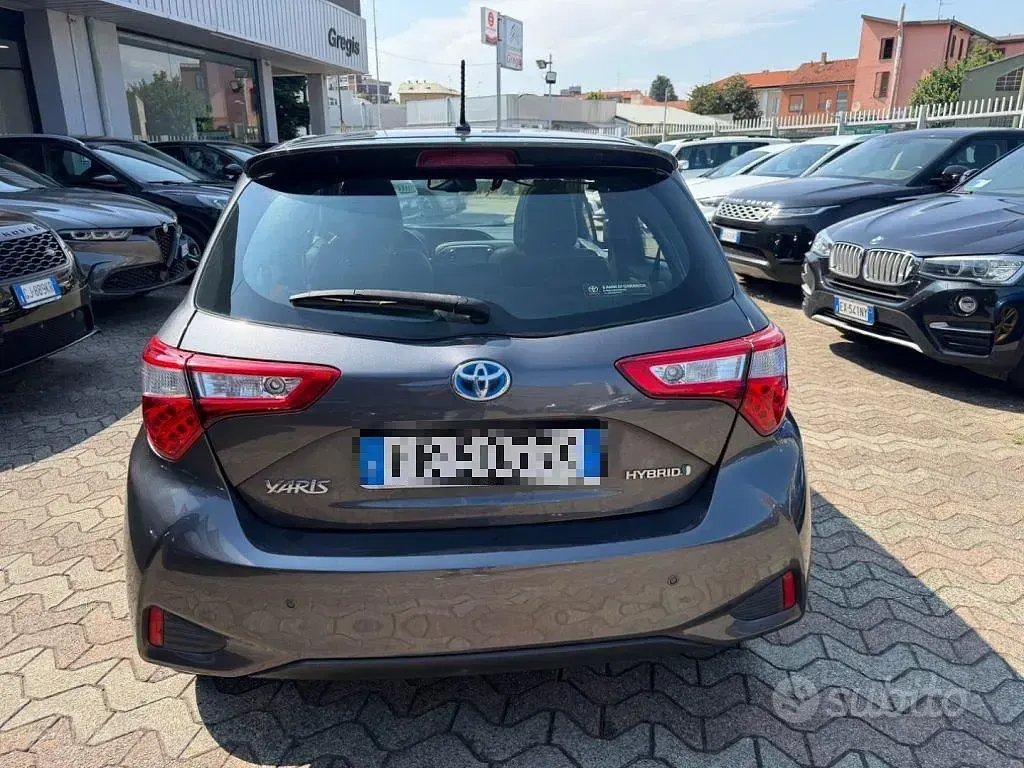 Usata Toyota Yaris Hybrid Style 73 CV (53 kW) 2018 Grigio scuro Berlina