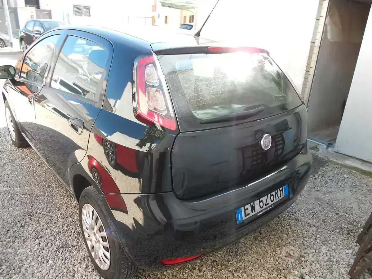Usata Fiat Punto Lounge 70 CV (51 kW) 2015 Nero Utilitaria