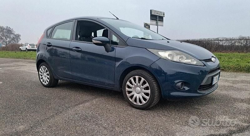 Usata Ford Fiesta Titanium 82 CV (60 kW) 2010 Blu Utilitaria