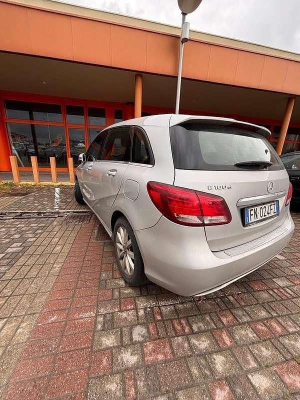 Käytetty Mercedes B180 109 HP (80 kW) 2018 Tila-auto
