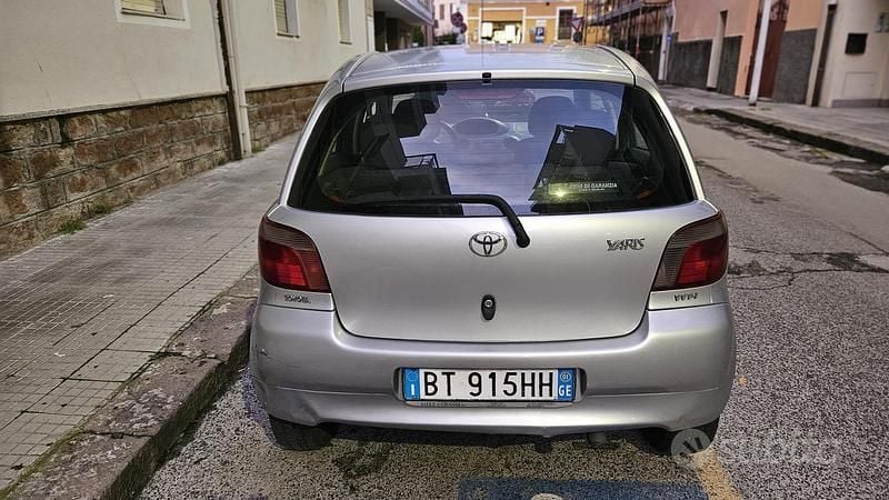 Occasion Toyota Yaris Luna 86 ch (63 kW) 2001 Gris Berline