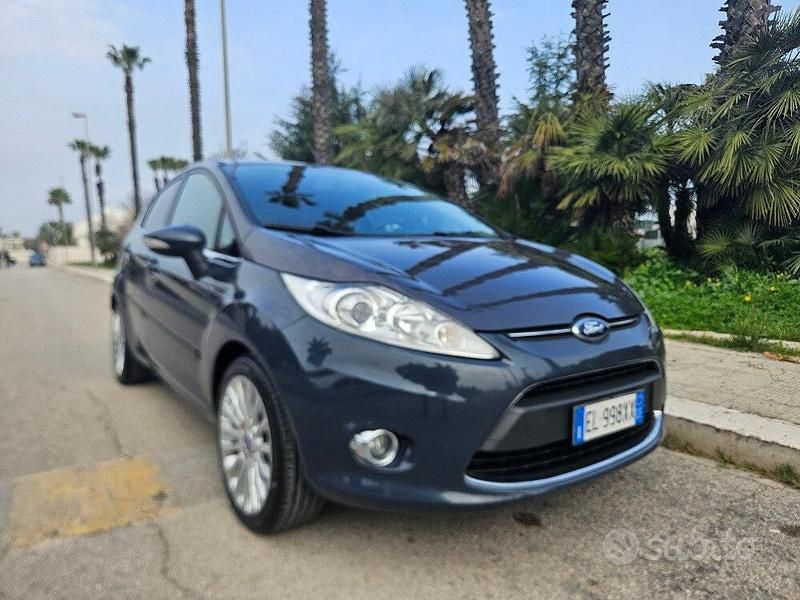 Usata Ford Fiesta Titanium 70 CV (51 kW) 2012 Grigio Utilitaria