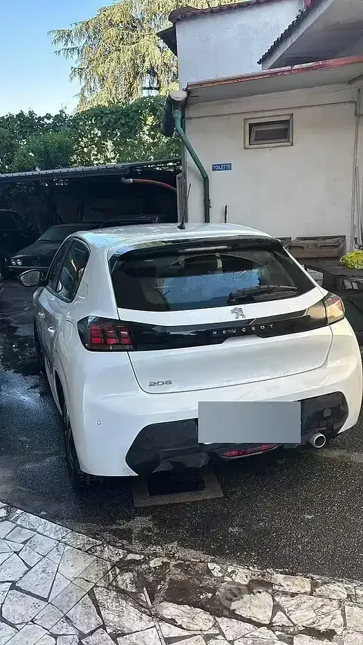 Usata Peugeot 208 Active 101 CV (74 kW) 2023 Bianco Utilitaria
