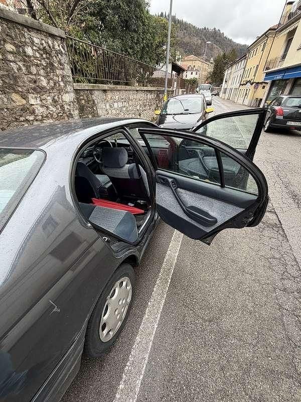 Usata Toyota Carina 116 CV (85 kW) 1993 Utilitaria