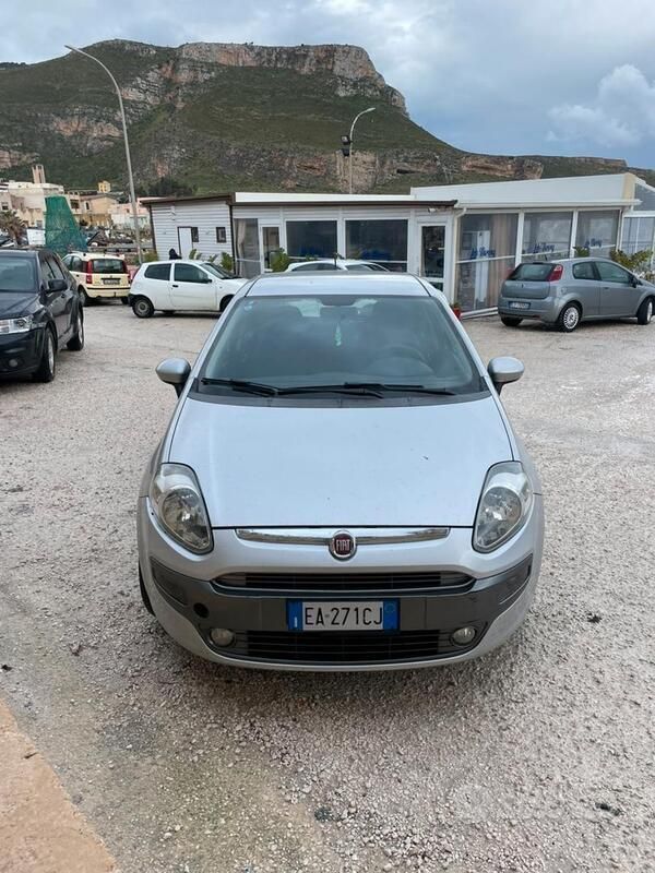 Grigio Usata 2010 Fiat Grande Punto Due volumi | 3450 € (Buon prezzo) - Immagine 1/4