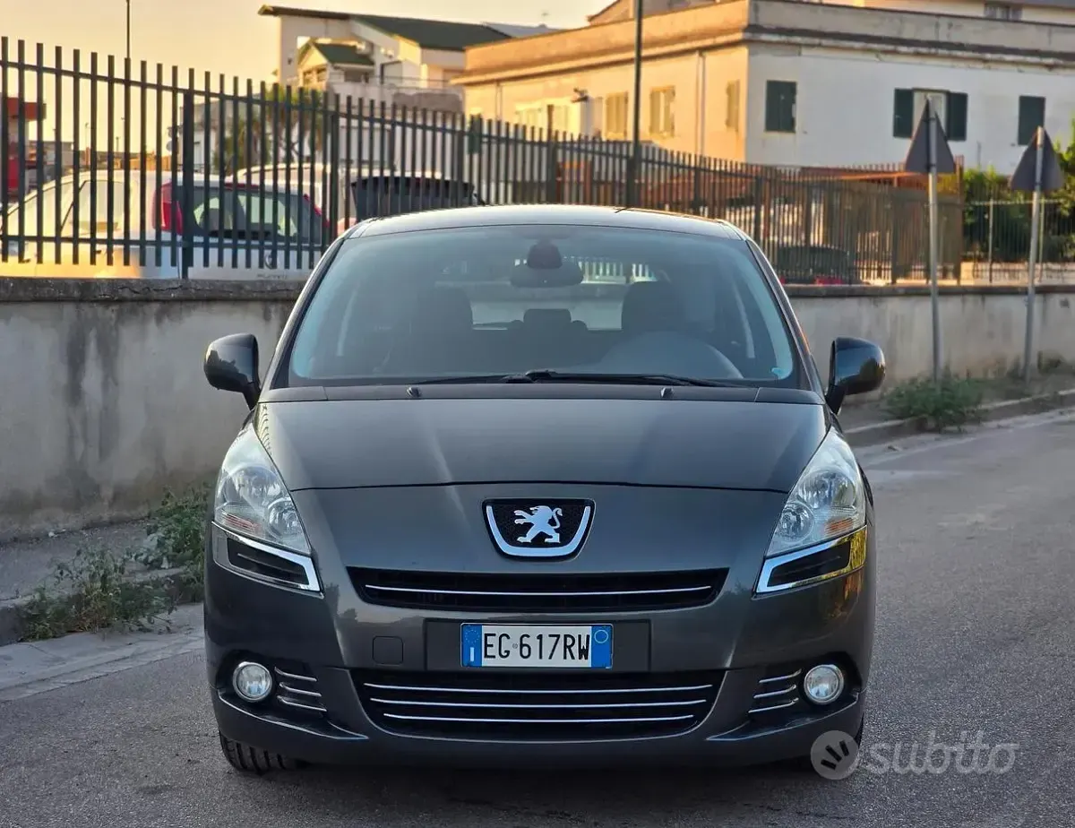 Usata Peugeot 5008 112 CV (82 kW) 2012 Grigio Monovolume