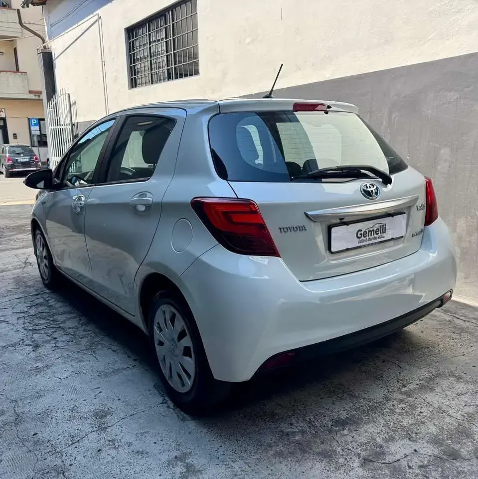 Usata Toyota Yaris Hybrid Style 75 CV (55 kW) 2015 Bianco Berlina
