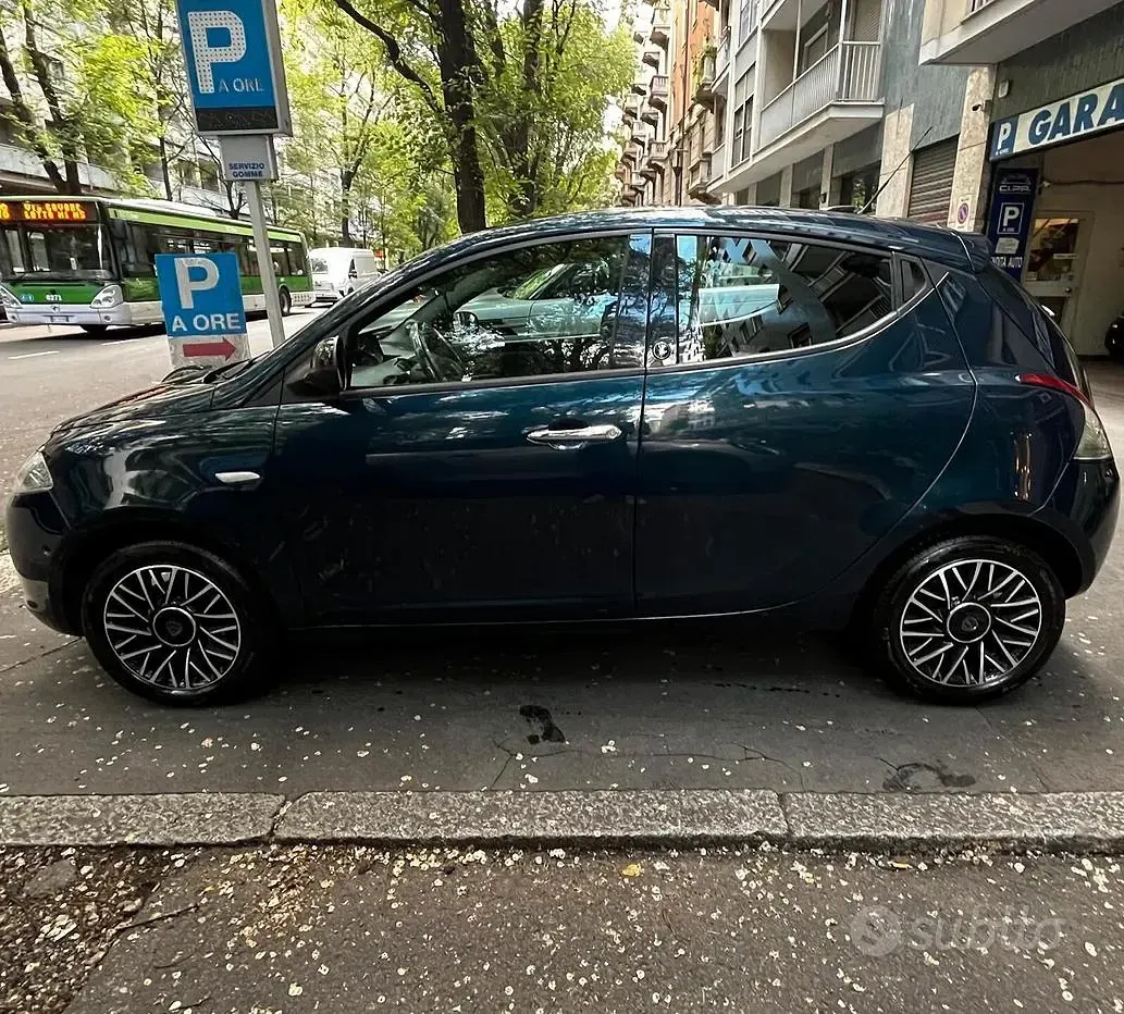 Usata Lancia Ypsilon Platinum 69 CV (50 kW) 2015 Blu Utilitaria