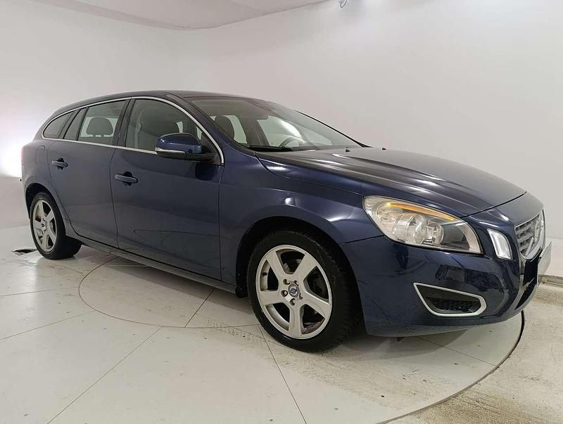 Usata Volvo V60 Momentum 114 CV (83 kW) 2012 Blu Station wagon