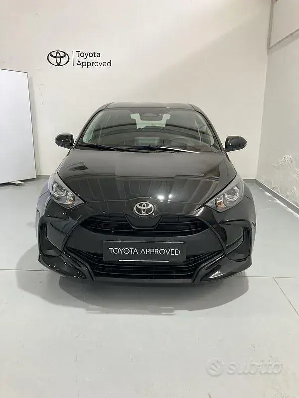 Nuova Toyota Yaris Hybrid Active 100 CV (73 kW) 2026 Nero Berlina