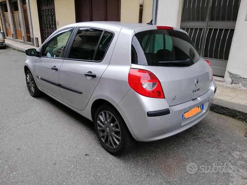 Usado Renault Clio II 101 CV (74 kW) 2009