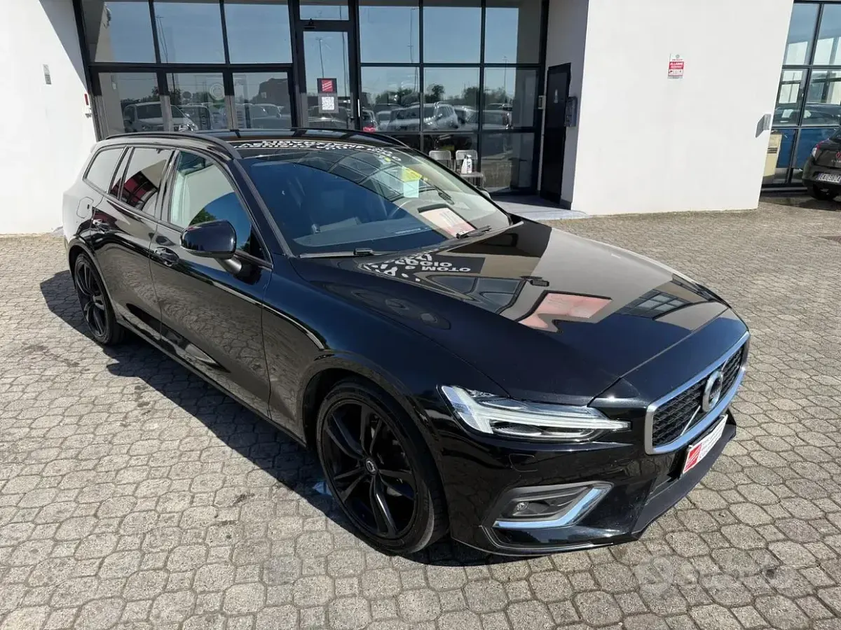 Usata Volvo V60 R-Design 150 CV (110 kW) 2018 Nero Station wagon