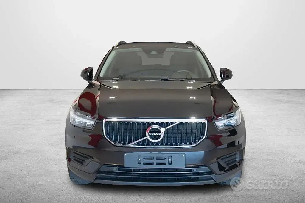 Usata Volvo XC40 Momentum 150 CV (110 kW) 2021 Nero SUV