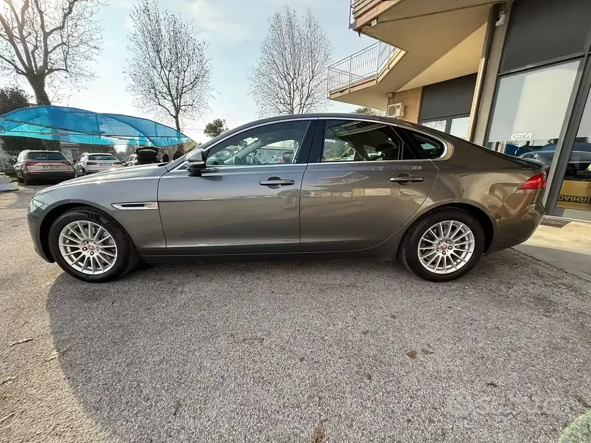 Usata Jaguar XF Prestige 163 CV (119 kW) 2019 Grigio Berlina