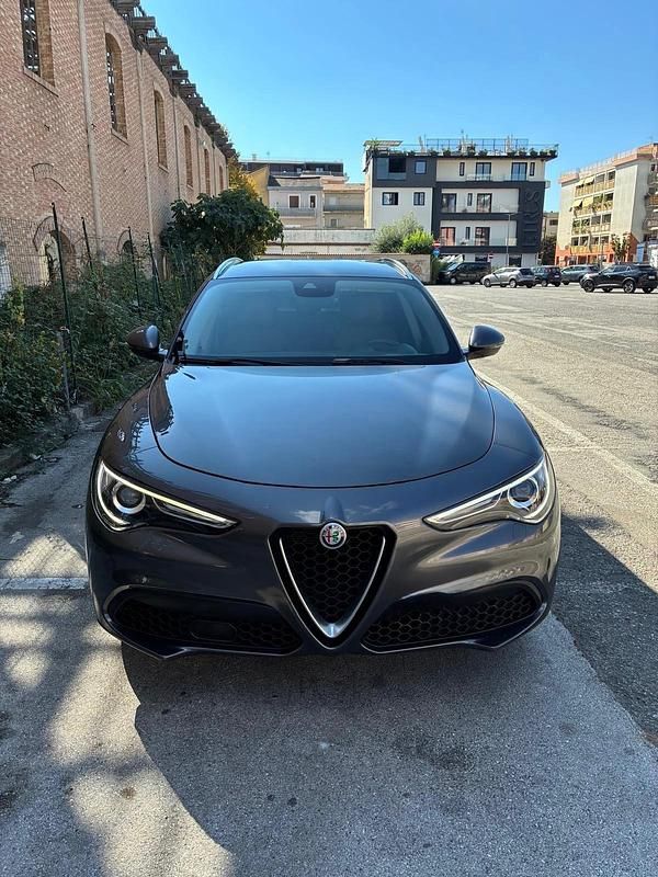 Grigio Usata 2019 Alfa Romeo Stelvio Super SUV | 20.200 € (Buon prezzo) - Immagine 1/4