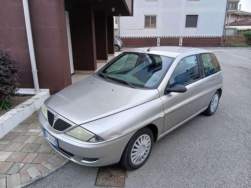 Usata Lancia Ypsilon 60 CV (44 kW) 2001 Argento Utilitaria