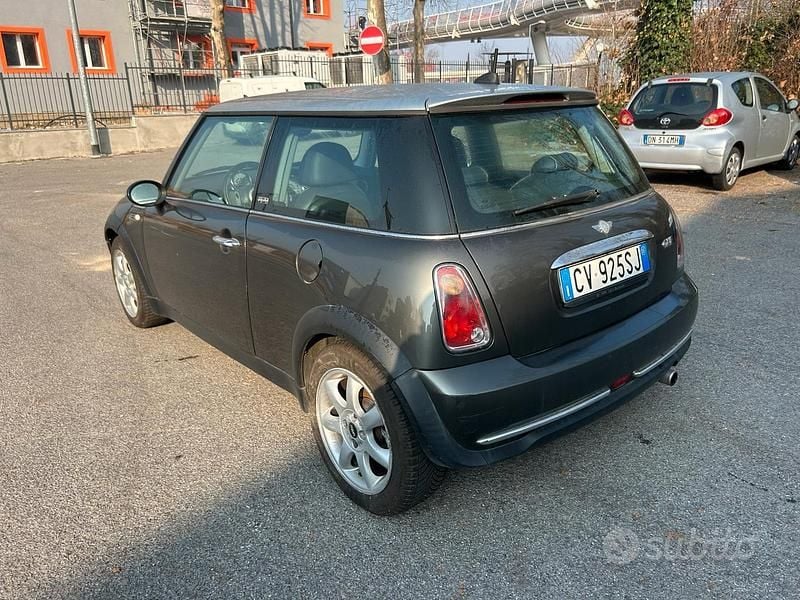 Usata Mini Cooper 122 CV (89 kW) 2005 Grigio Utilitaria