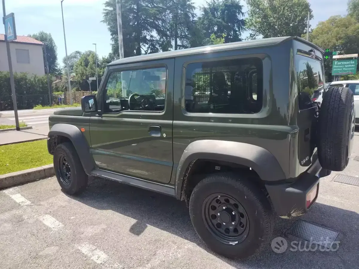 Usata Suzuki Jimny 102 CV (75 kW) 2023 Verde SUV