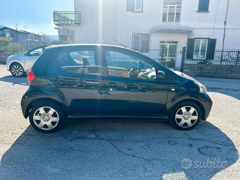 Usata Toyota Aygo 69 CV (50 kW) 2007 Nero Utilitaria