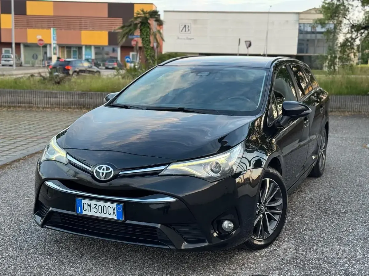 Usata Toyota Avensis Edition-S 143 CV (105 kW) 2016 Nero Station wagon