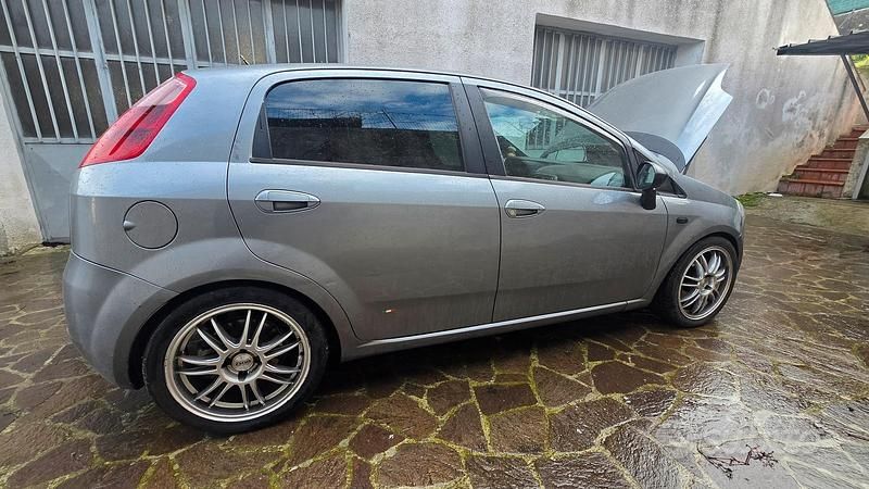 Grigio Usata 2005 Fiat Grande Punto Due volumi | 3000 € (Buon prezzo) - Immagine 1/4