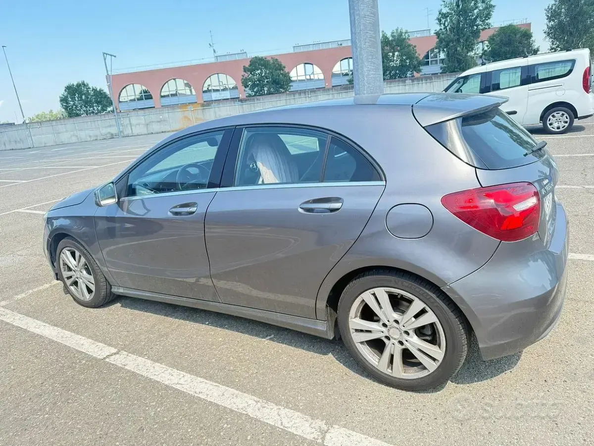 Usata Mercedes A180 109 CV (80 kW) 2016 Grigio Berlina