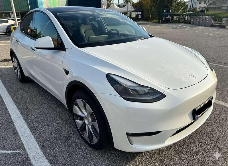 Bianco Usata 2022 Tesla Model Y RWD SUV | 29.900 € (Buon prezzo) - Immagine 1/4