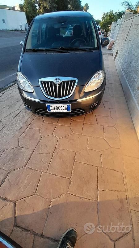 Usata Lancia Musa 70 CV (51 kW) 2011 Grigio Monovolume