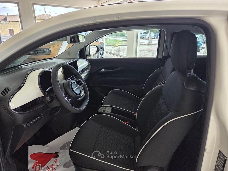Nouă Fiat 500e La Prima 86 kW (118 CP) 2026 Cabrio