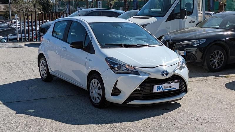 Usata Toyota Yaris Hybrid Cool 72 CV (52 kW) 2018 Bianco Berlina