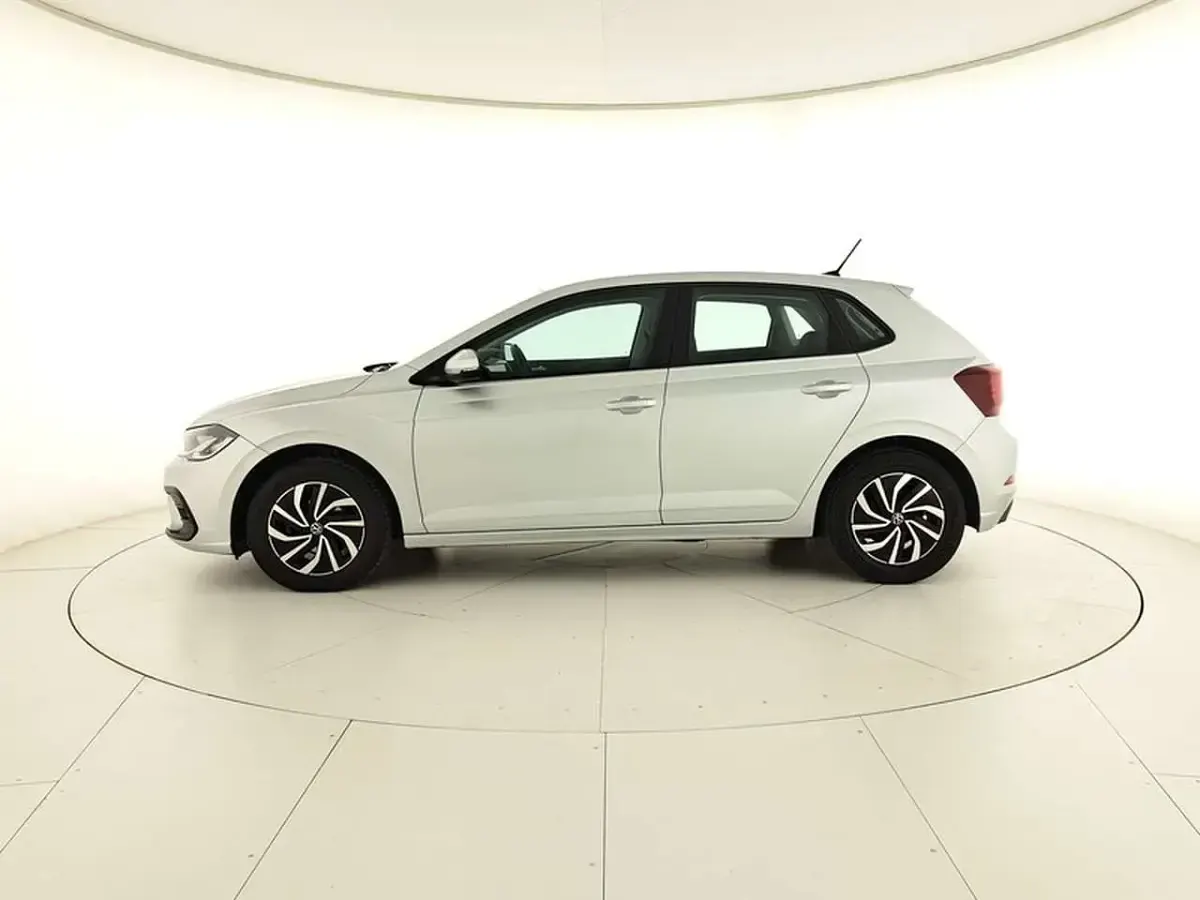 Usata VW Polo Life 95 CV (69 kW) 2023 Reflex silver metallizzato Utilitaria