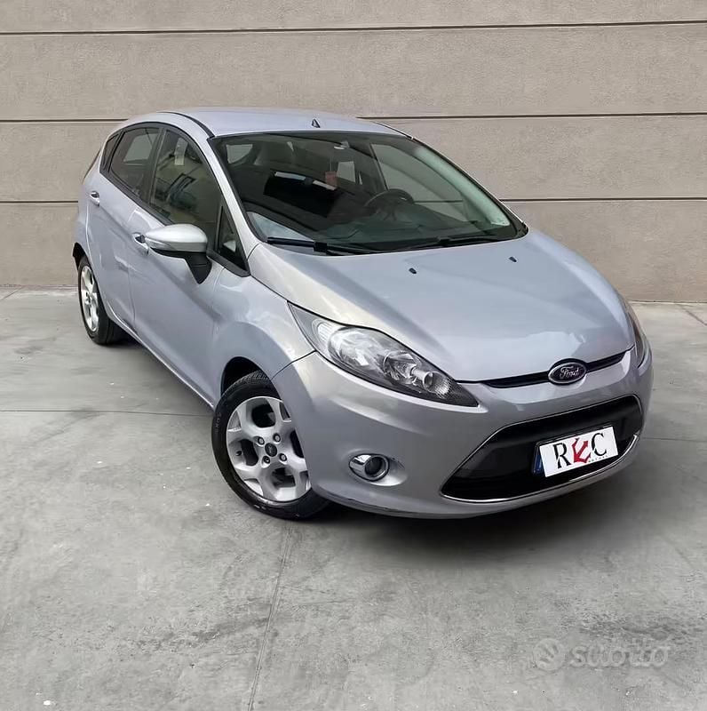Usata Ford Fiesta 97 CV (71 kW) 2012 Grigio Utilitaria