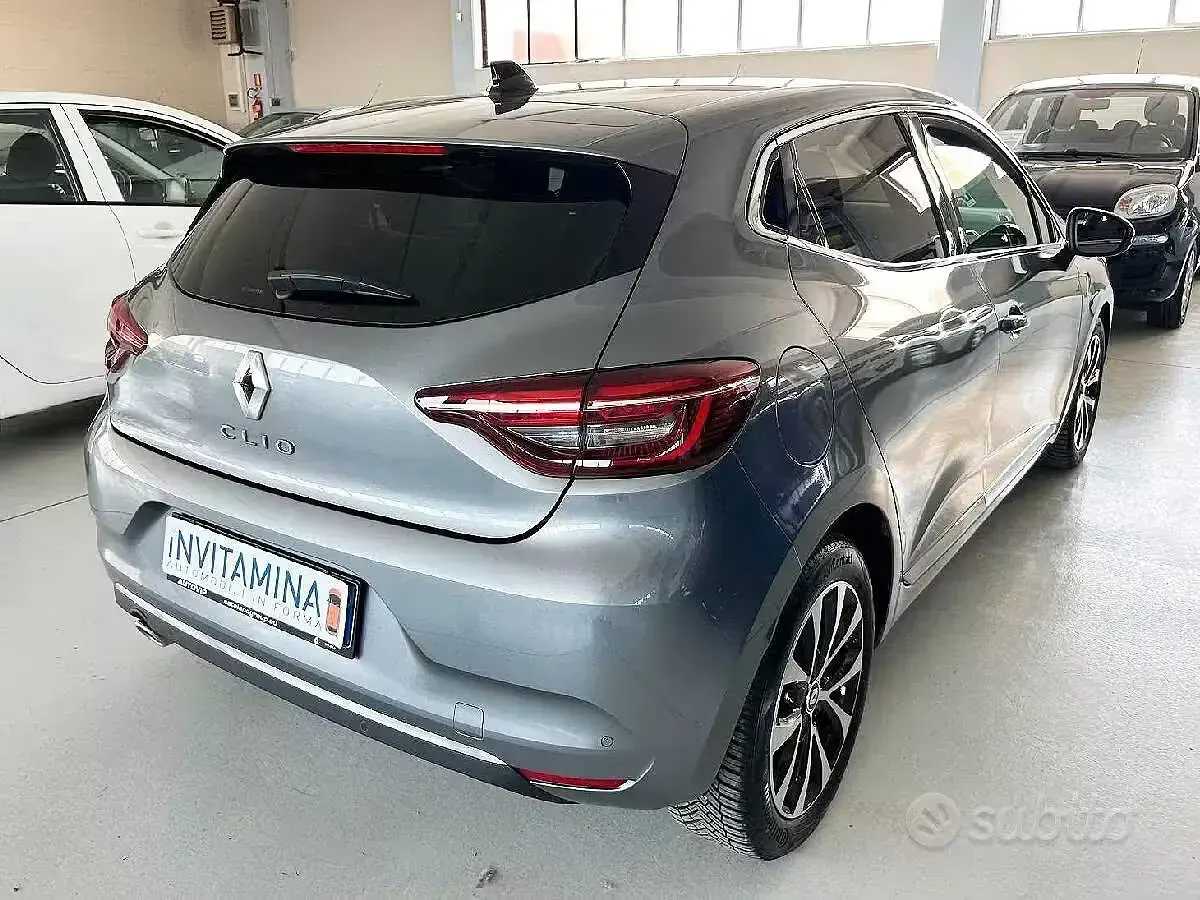Usata Renault Clio V Techno 101 CV (74 kW) 2023 Grigio scisto Berlina