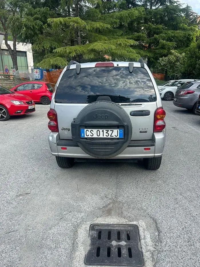 Usata Jeep Cherokee Sport 143 CV (105 kW) 2004 Grigio SUV
