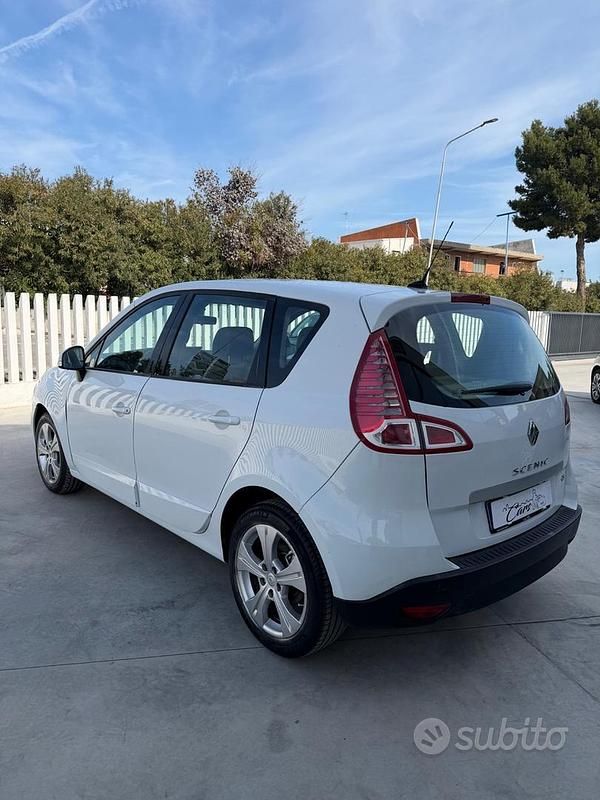 Usata Renault Scénic III Dynamique 110 CV (80 kW) 2011 Bianco Monovolume
