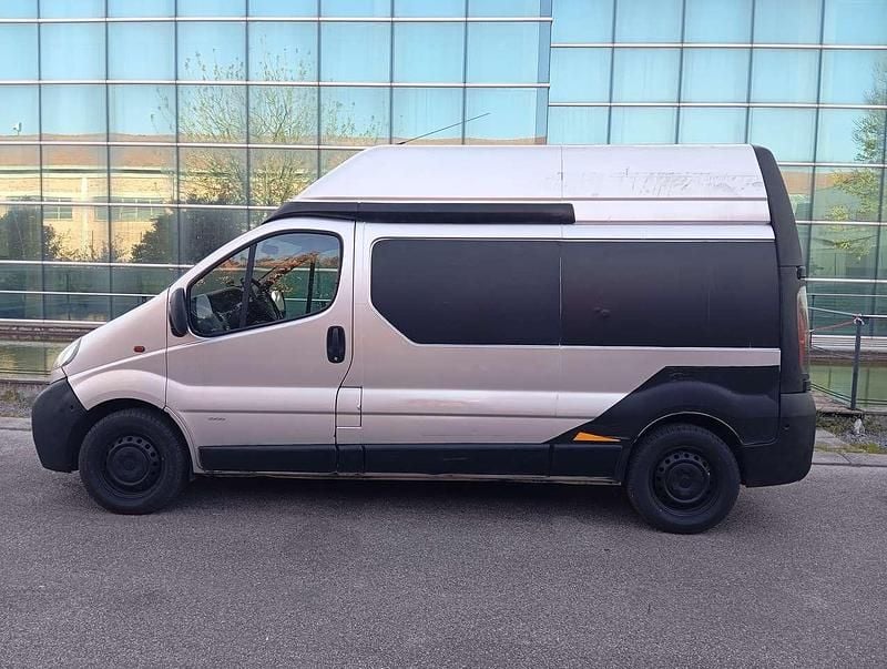 Usata Opel Vivaro 101 CV (74 kW) 2005 Argento Monovolume