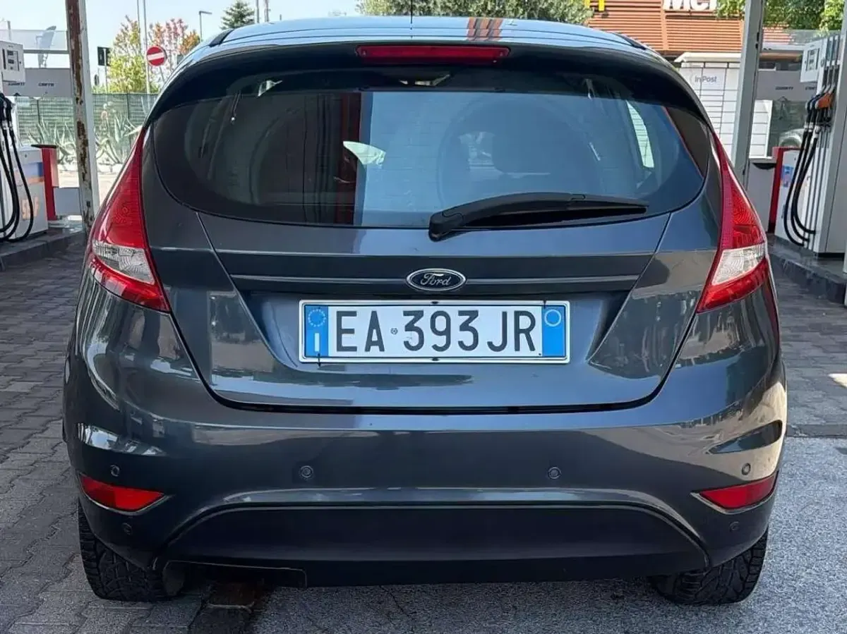 Usata Ford Fiesta Titanium 95 CV (69 kW) 2010 Blu Berlina
