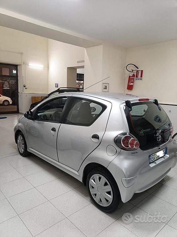 Usata Toyota Aygo 68 CV (50 kW) 2011 Grigio Utilitaria