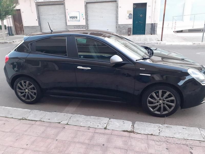 Nero Usata 2013 Alfa Romeo Giulietta Tre volumi | 5700 € (Buon prezzo) - Immagine 1/4
