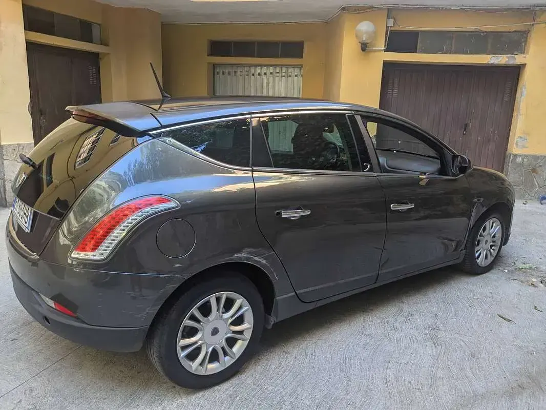 Usata Lancia Delta Gold 120 CV (88 kW) 2012 Grigio Utilitaria