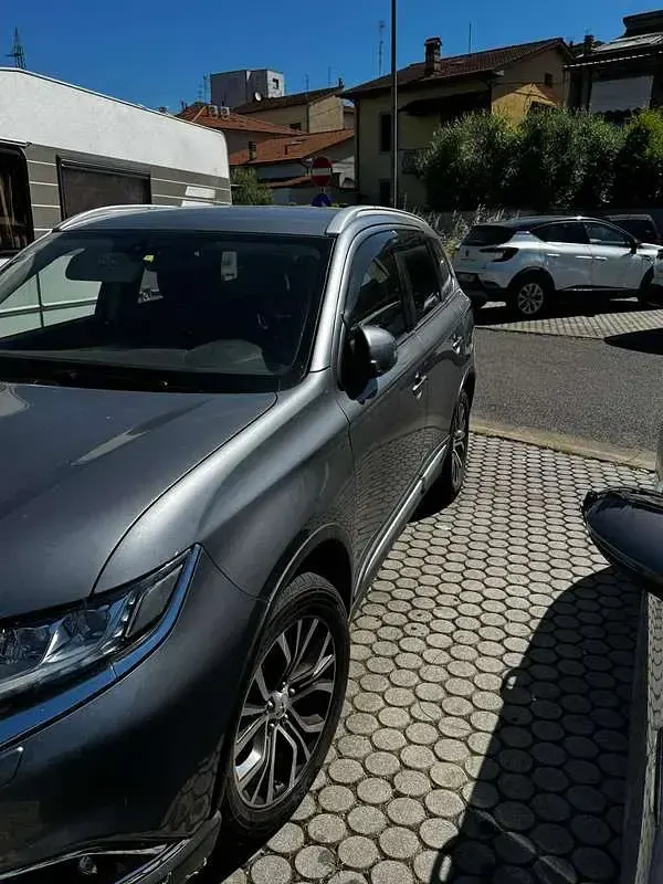 Usata Mitsubishi Outlander 150 CV (110 kW) 2017 Grigio SUV