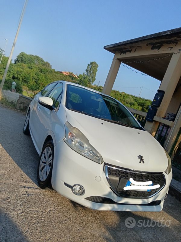 Bianco Usata 2014 Peugeot 208 Due volumi | 6200 € (Molto cara) - Immagine 1/4