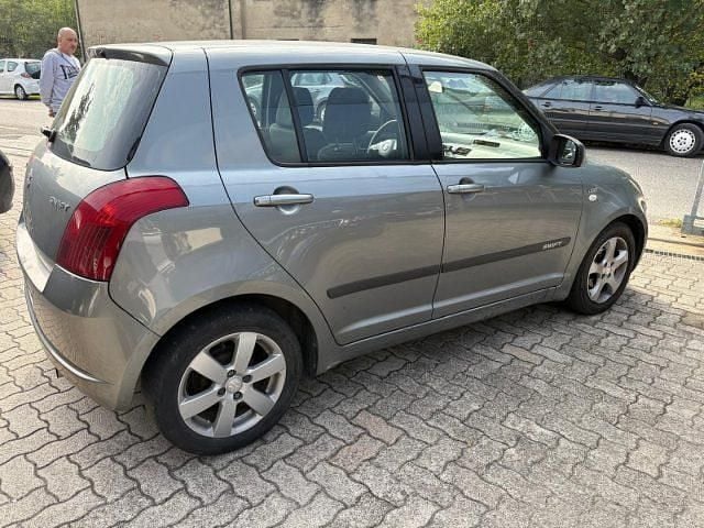 Usata Suzuki Swift GLX 69 CV (50 kW) 2005 Grigio(met.) Utilitaria