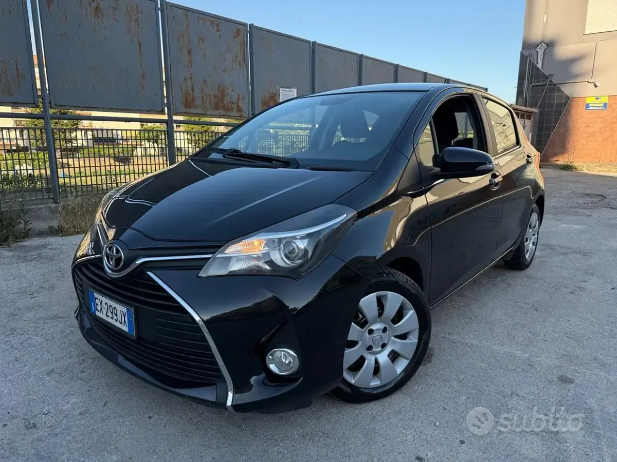 Usata Toyota Yaris 90 CV (66 kW) 2015 Nero Utilitaria