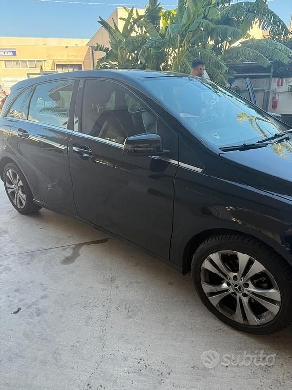 Usata Mercedes B180 109 CV (80 kW) 2018 Nero Monovolume