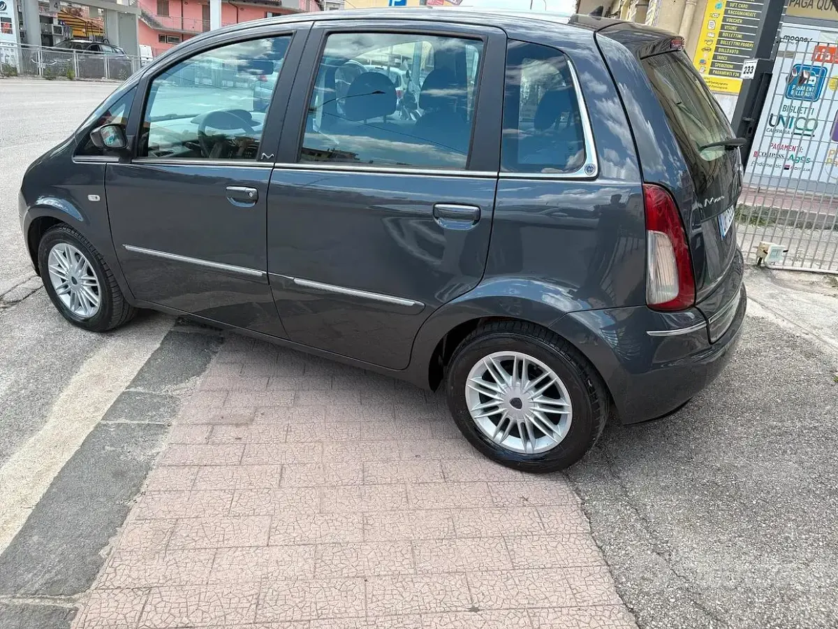 Usata Lancia Musa 90 CV (66 kW) 2008 Grigio Monovolume
