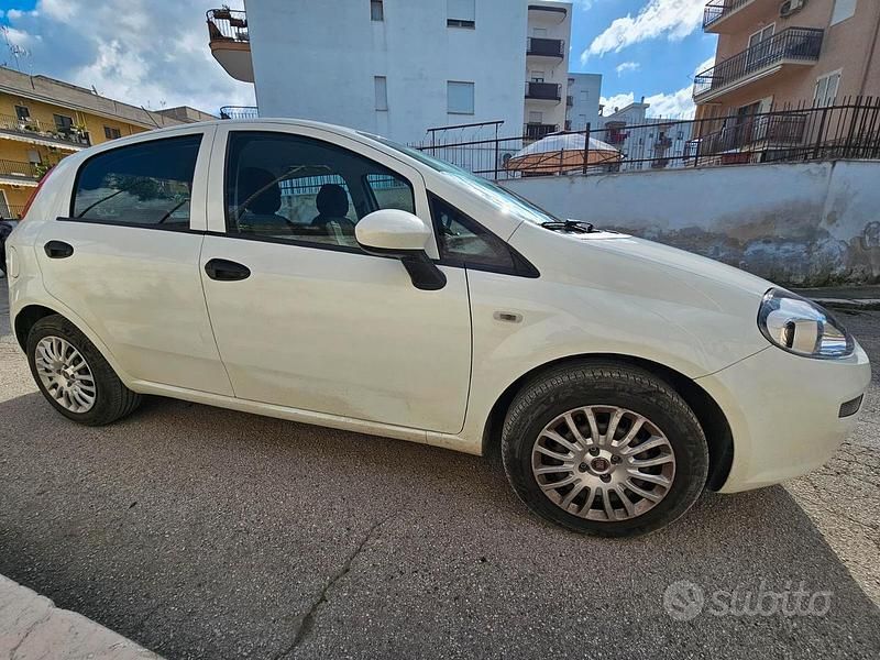 Usata Fiat Punto Street 69 CV (50 kW) 2015 Bianco Utilitaria